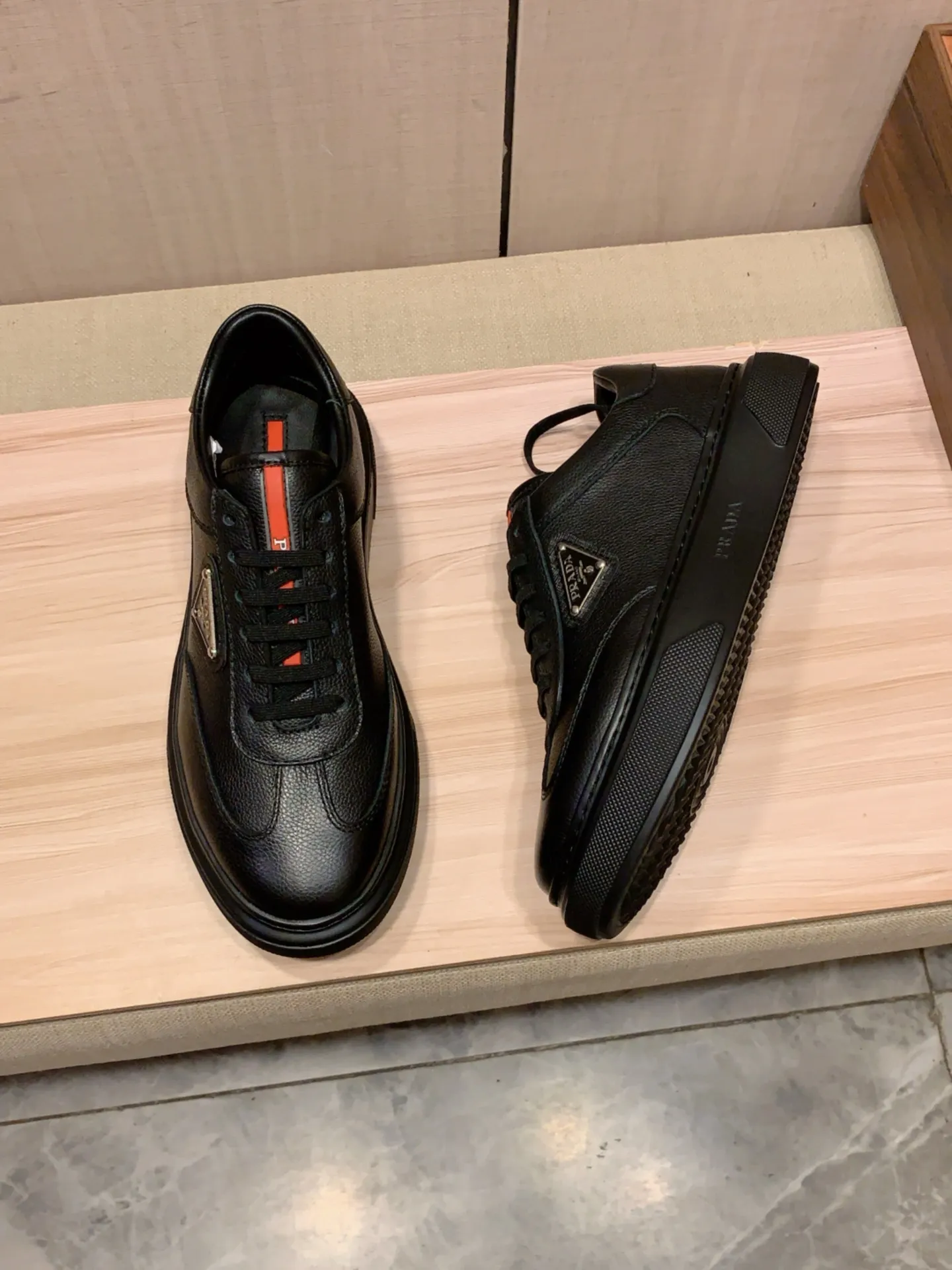 New model: Factory price: 460💰💰🎩🎩[Lightning][Lightning] "Prada Men's Shoes 💰pRADA*" The latest and most popular casual shoes, top brands [seduce] luxury~purchase, top~quality. [Strong] The upper is made of imported breathable and polished cowhide material ➕ Breathable sheepskin feet (•) with fine workmanship. The original stylish and stylish soft rubber wear-resistant and non-slip outsole is light and comfortable on the feet. The real thing looks better when photographed in person. 0186: code: 38-44, 4️⃣ colors selected